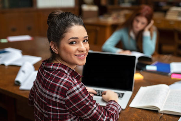 How Do College Freshmen Get Scholarships?